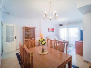 a dining room and kitchen with a table and chairs at Banana Beach in Marbella