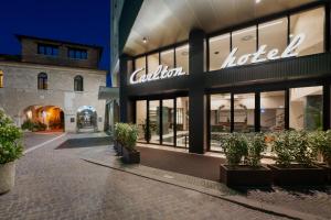 un negozio con un cartello sulla parte anteriore di Hotel Carlton a Treviso