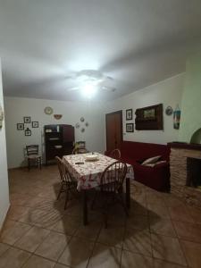 ジノーザ・マリーナにあるCasa al Mareのテーブルとソファのあるリビングルーム