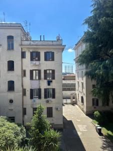 un condominio in un vicolo tra due edifici di Testaccio 100 a Roma