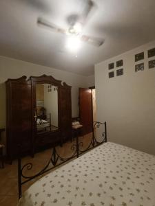 ジノーザ・マリーナにあるCasa al Mareのベッドとドレッサーと鏡のある寝室 +1枚の写真