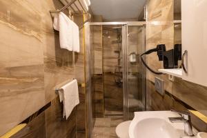 Koupelna v ubytování Quinnova Hotel