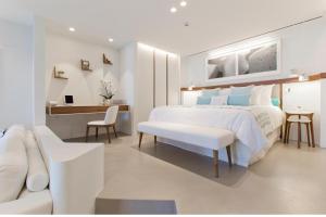Un pat sau paturi într-o cameră la Grace Hotel, Auberge Resorts Collection