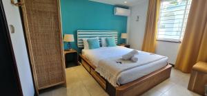 En eller flere senger på et rom på Blue Ocean Suites & Apartments
