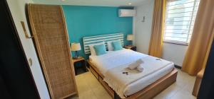 En eller flere senger på et rom på Blue Ocean Suites & Apartments