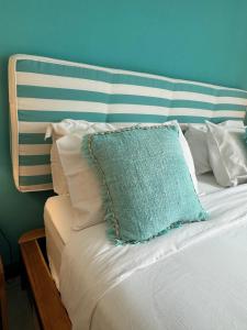 En eller flere senger på et rom på Blue Ocean Suites & Apartments