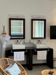 En TV eller et underholdningssystem på Blue Ocean Suites & Apartments