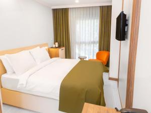 Postel nebo postele na pokoji v ubytování Quinnova Hotel