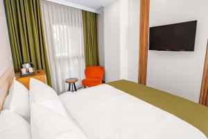 Postel nebo postele na pokoji v ubytování Quinnova Hotel