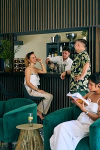 un gruppo di persone sedute attorno a un barbiere di Etosha Omusati Lodge a Okaukuejo