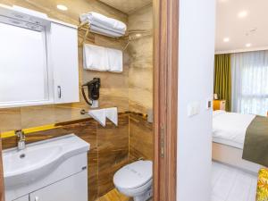 Koupelna v ubytování Quinnova Hotel + 37 fotografií