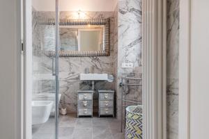 ein Badezimmer mit Waschbecken und Spiegel in der Unterkunft Ca Del Lac in Porto Valtravaglia + 15 Fotos