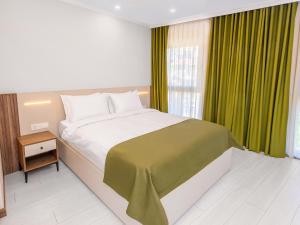 Postel nebo postele na pokoji v ubytování Quinnova Hotel