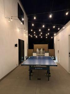 Stolní tenis v ubytování Modern Laguna Beach Duplex - Prime Location! nebo okolí