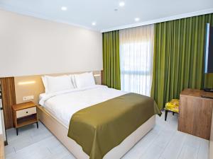 Postel nebo postele na pokoji v ubytování Quinnova Hotel
