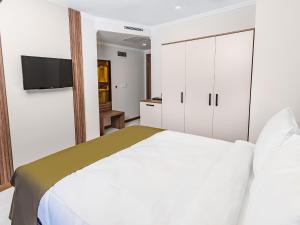 Postel nebo postele na pokoji v ubytování Quinnova Hotel
