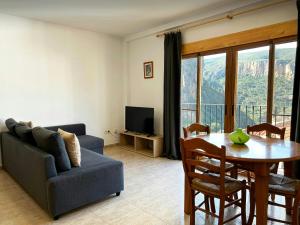 un soggiorno con un divano e un tavolo di Apartamentos La Muela - Chulilla a Chulilla