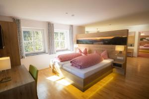 Postel nebo postele na pokoji v ubytování Hotel & Gasthof Hubertushöhe - Ihr Hotel für Urlaub mit Hund