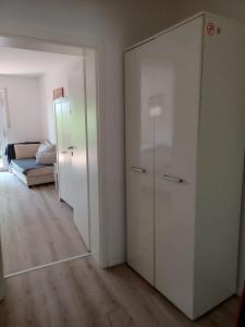 メンヒェングラートバッハにあるZentrales Apartment für Monteureの白い部屋