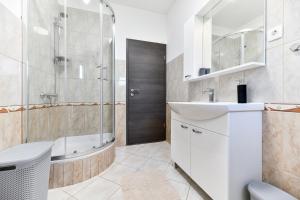 Un baño con ducha, lavabo e inodoro. en Holiday Home Lena, en Sukošan 35 fotos más