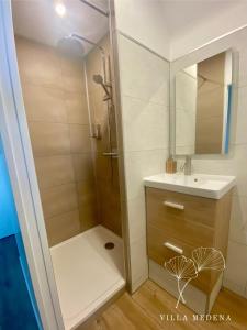 a bathroom with a shower and a sink at Appart 2 Chambres, Centre Ville, Parking privé clos, Local vélo in Mayenne