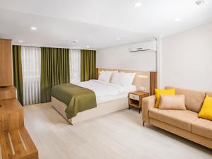 Postel nebo postele na pokoji v ubytování Quinnova Hotel