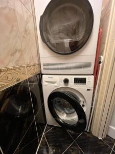 a dryer and a washing machine in a room at Feriehus i Flekkefjord med panoramautsikt in Flekkefjord