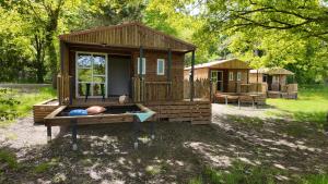 Camping les Lacs d'Armagnac外面的花园