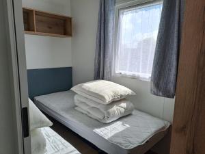 Postel nebo postele na pokoji v ubytování Kongsøre camping, små og store hytter + 19 fotografií
