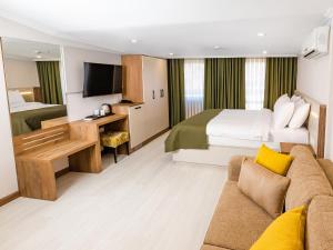 Postel nebo postele na pokoji v ubytování Quinnova Hotel