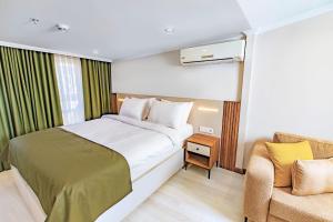 Postel nebo postele na pokoji v ubytování Quinnova Hotel