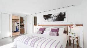 Un pat sau paturi într-o cameră la Grace Hotel, Auberge Resorts Collection