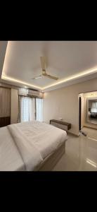 a bedroom with a white bed and a ceiling at Virat in Jāmb