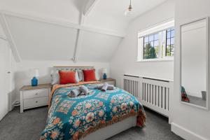 a bedroom with a bed and a window at SPA Cottage With Mineral Water in Stamford