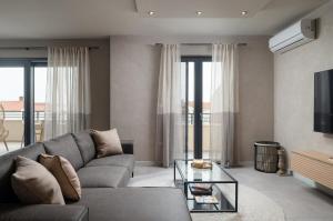 ein Wohnzimmer mit einer Couch und einem Glastisch in der Unterkunft Modern Apartments Marija in Pakoštane