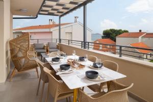 ein Tisch und Stühle auf einem Balkon mit Aussicht in der Unterkunft Modern Apartments Marija in Pakoštane