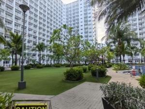 La Vie Riche Holiday Homes - Cozy 1BR Apartment near MOA外面的花园