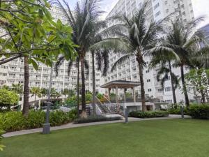 La Vie Riche Holiday Homes - Cozy 1BR Apartment near MOA外面的花园