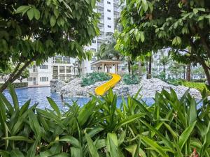 La Vie Riche Holiday Homes - Cozy 1BR Apartment near MOA外面的花园