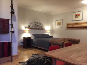 um quarto com uma cama, uma mesa e um sofá em Casavino Casablanca em Casablanca