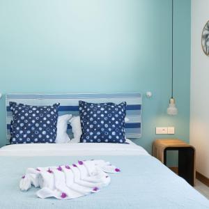 En eller flere senger på et rom på Blue Ocean Suites & Apartments