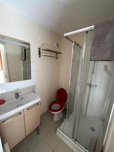 a bathroom with a shower and a toilet with a red seat at Gîte-Auberge l'écureuil in Châteauneuf-dʼEntraunes +32 photos