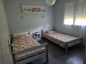 a bedroom with two beds and a window at Maison familiale avec jardin à Lit-et-Mixe, 100 m² in Lit-et-Mixe +6 photos
