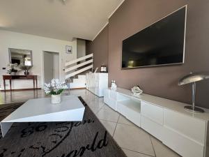 Μια τηλεόραση ή/και κέντρο ψυχαγωγίας στο Maison Sophie +62 φωτογραφίες