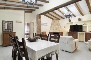 a kitchen and dining room with a table and a fireplace at Chalet Los Paul in Chiclana de la Frontera
