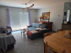 a living room with a couch and a table at Maison familiale avec jardin à Lit-et-Mixe, 100 m² in Lit-et-Mixe