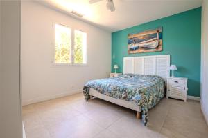 una camera da letto con un letto e una finestra di La villa de Mara a Canet-en-Roussillon