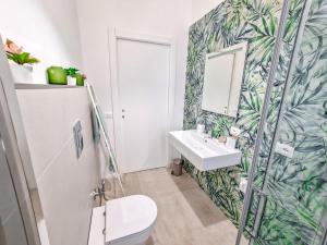 een badkamer met een groene groene groene groene muur bij Holy Dove by Wonderful Italy in Cefalù +14 foto's