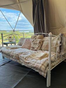 Ένα ή περισσότερα κρεβάτια σε δωμάτιο στο Dyers Meadows Camping