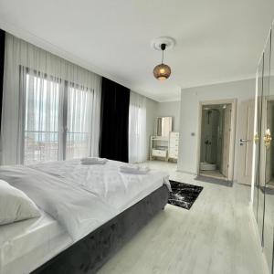 Postel nebo postele na pokoji v ubytování Shahin Golden Hotel الصقر الذهبي للشقق الفندقية